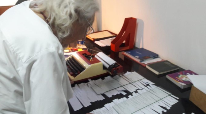 Ernesto Cardenal ordenando su poema Con LA puerta cerrada